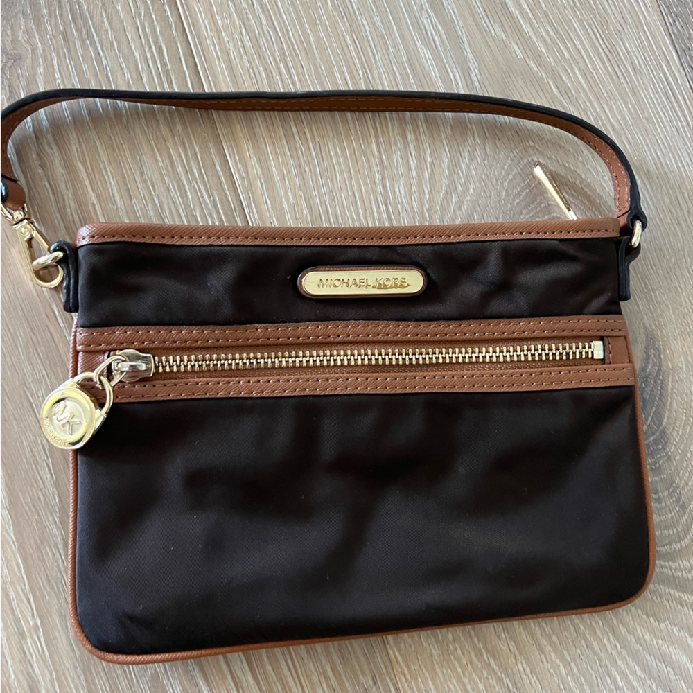Michael Kors wristlet 🤎